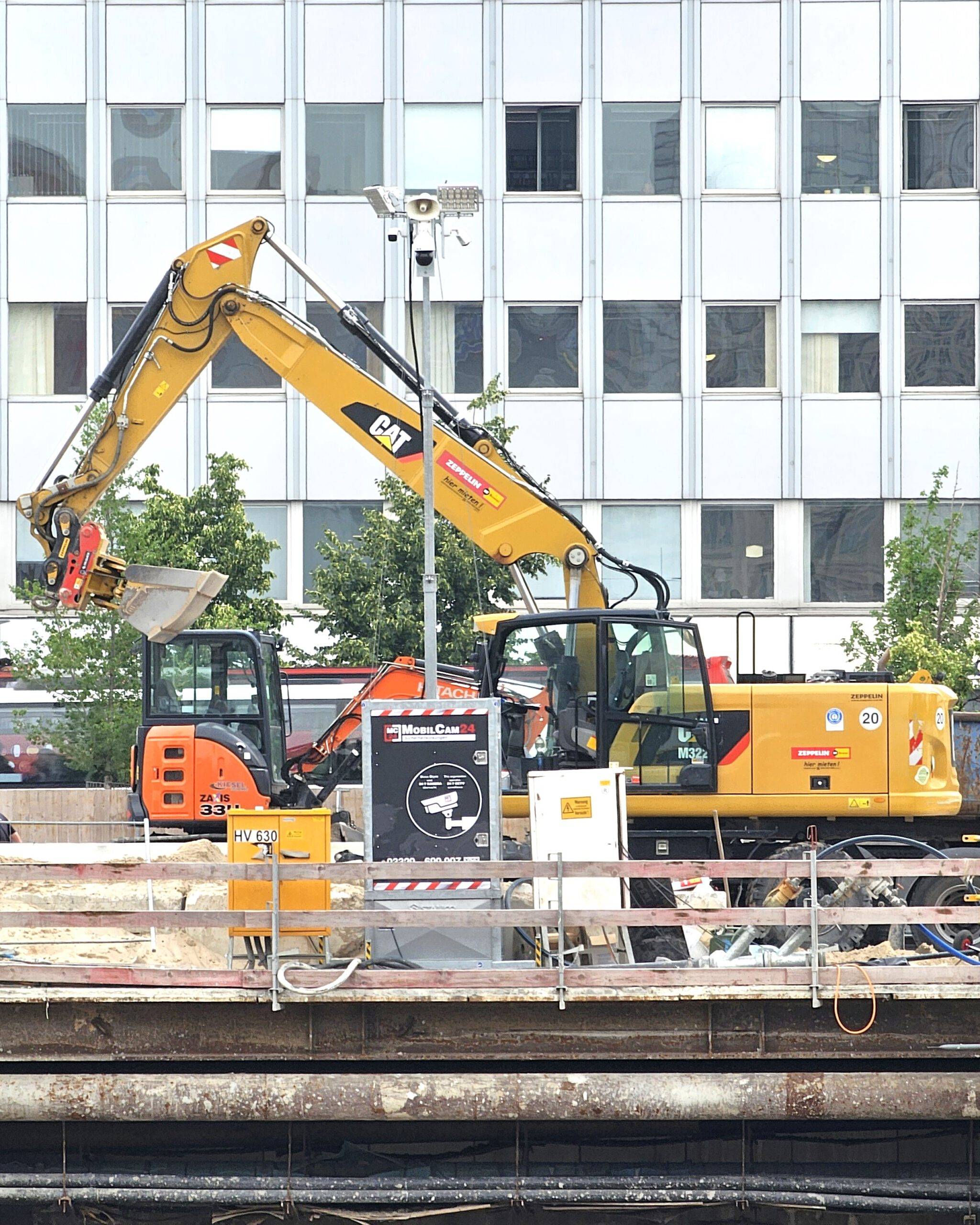 Video Überwachungsturm mobil auf der Großbaustelle am Alexanderplatz in Berlin